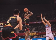 星空体育app-包含深圳男篮迎欧超杯关键赛，集结日单刀错失，赛场秩序良好，身体对抗强度拉满的词条-星空体育app